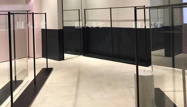 张家港凯丽百货的展示道具正在安装